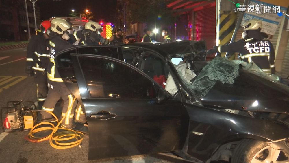 進口轎車自撞! 駕駛救出送醫不治