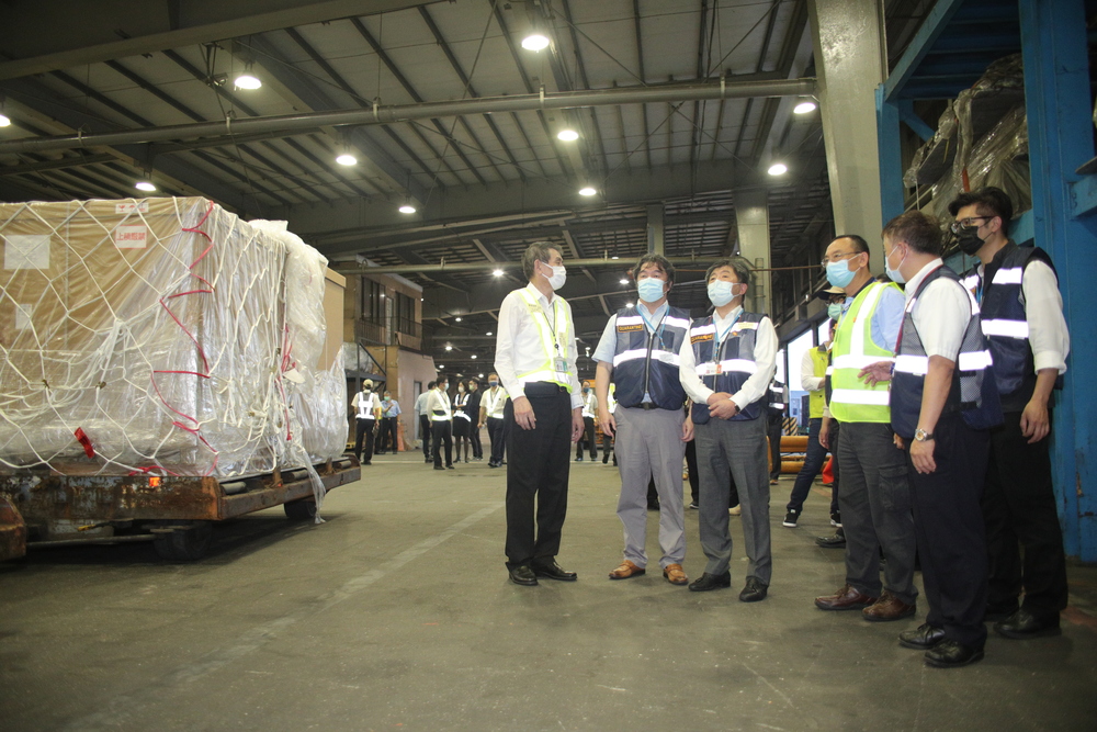 陳時中親自迎接！首批日本負壓隔離艙抵台