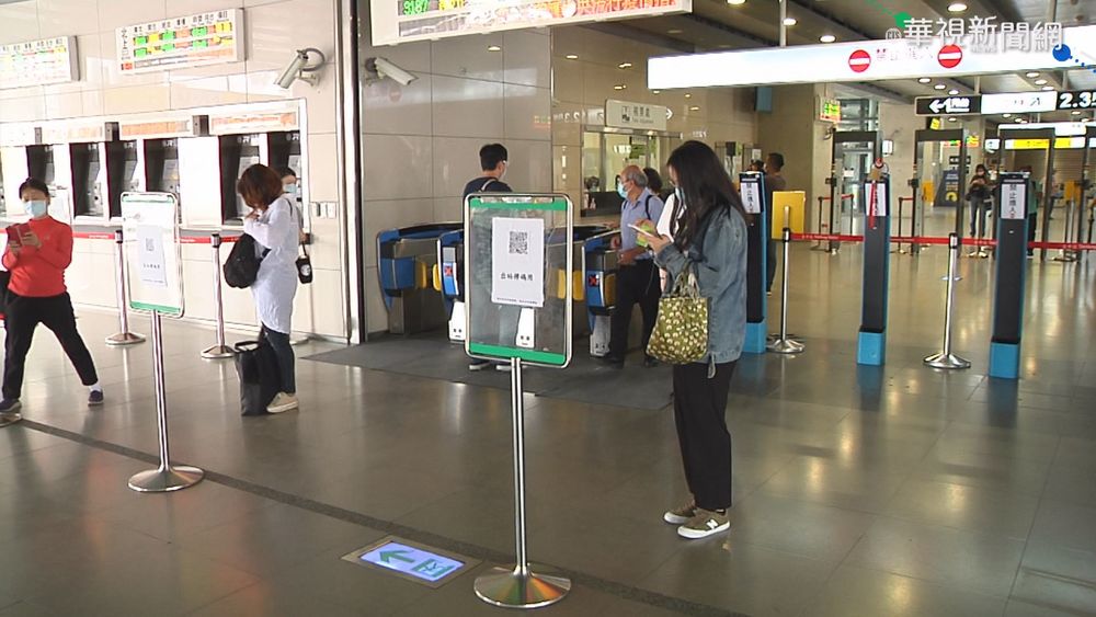 台中"嚴守邊境" 雙鐵車站加裝防疫門