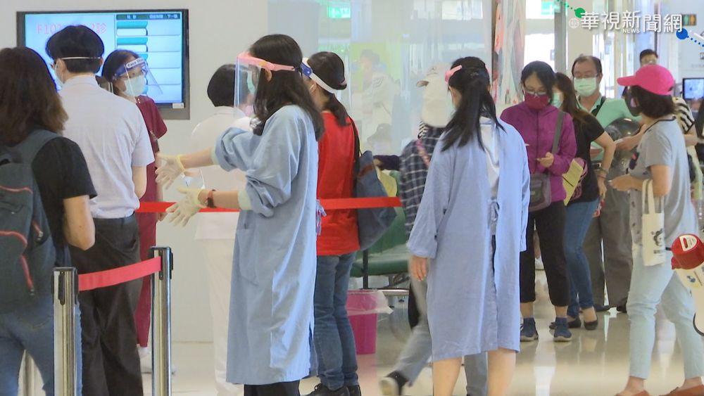 亞東開打疫苗 醫護30分鐘搶光號碼牌