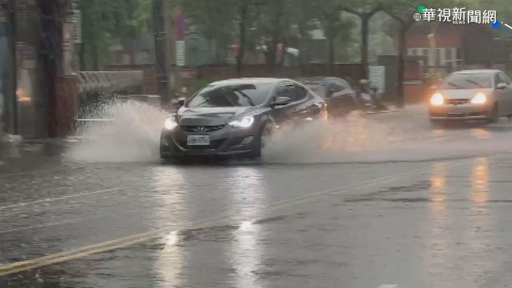 午後嘉市雨彈襲 低漥地區淹半輪胎高