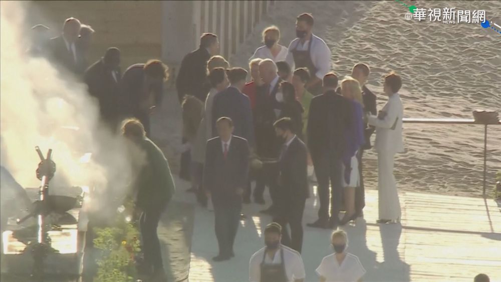 G7領袖海邊烤肉放鬆 強森萌兒成焦點