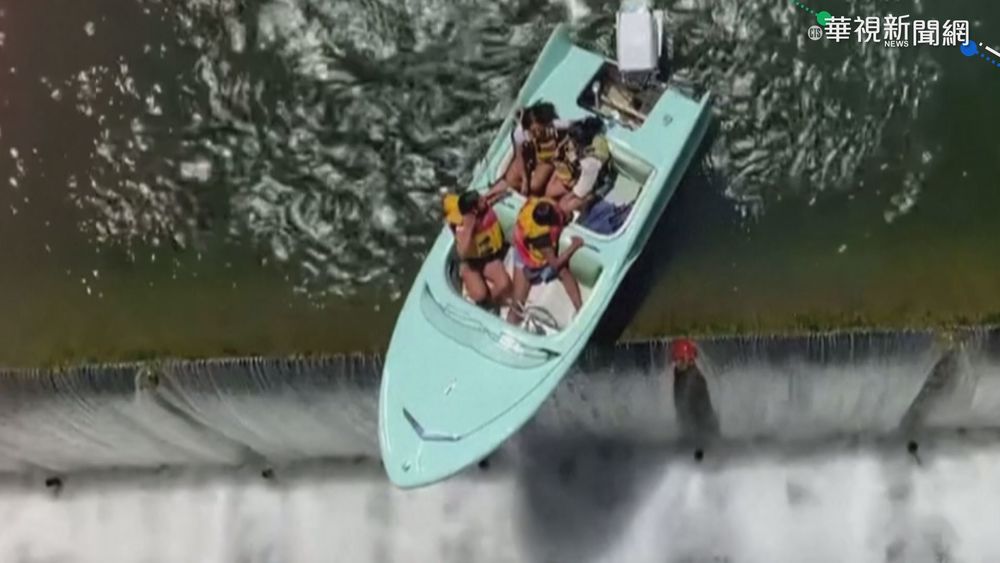 闖溢洪水道閘口 小船懸空卡水壩邊