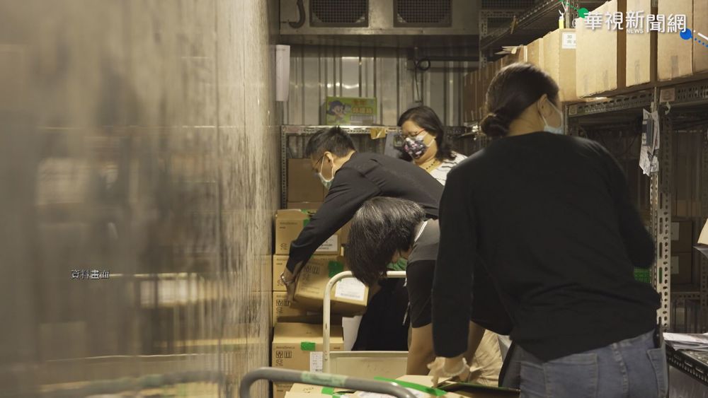 忙翻了! 藥劑師深夜衝衛生局領疫苗