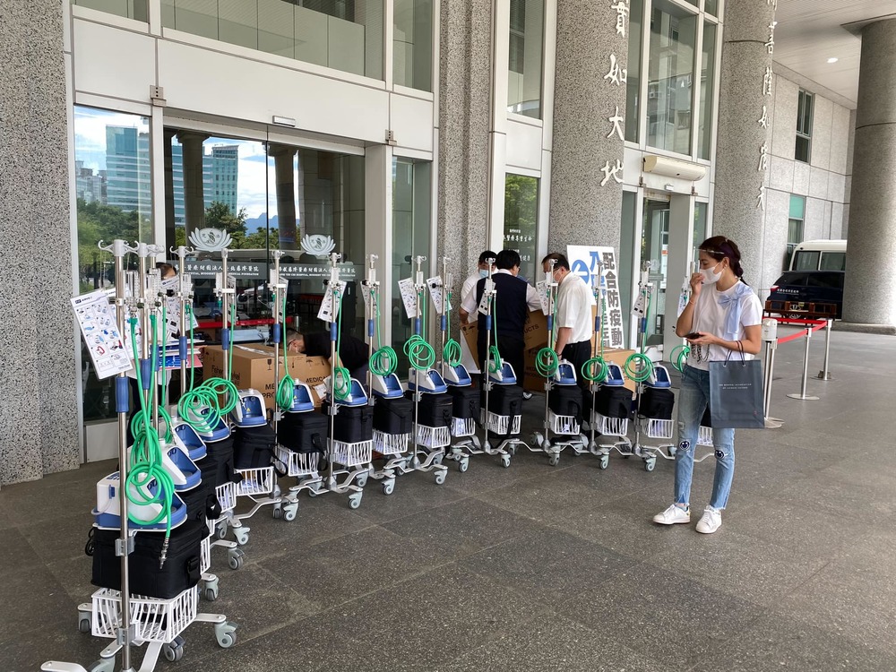 親送52台「救命神器」到各醫院 賈永婕：死神不放假