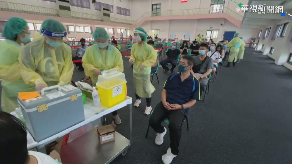 花蓮疫苗開打 110警湧接種站排隊施打