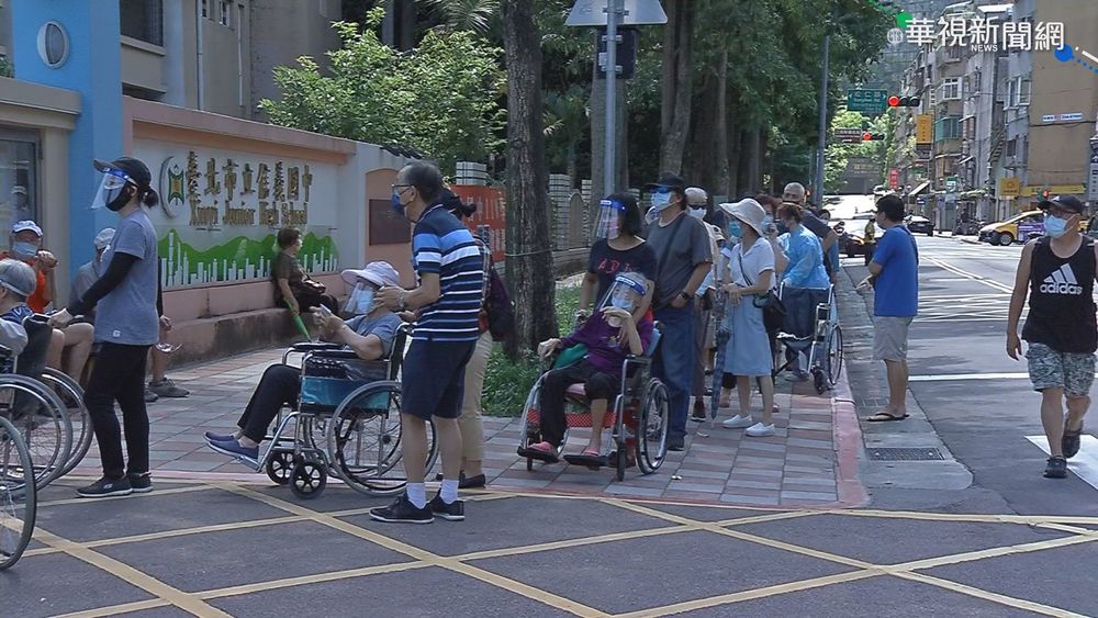 85歲以上長者排隊打疫苗 怒嗆柯文哲