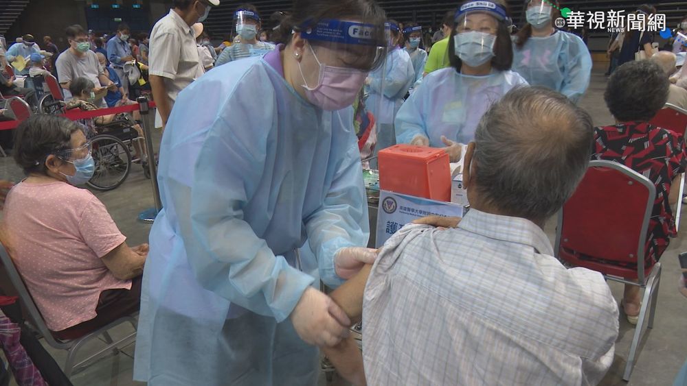 高雄87歲以上打疫苗 首日估1萬人接種