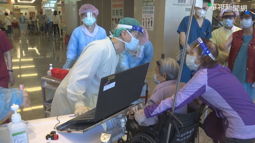 亞東長者跨區打疫苗 現場依鄰里造冊