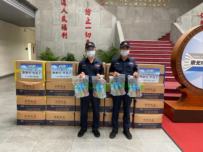 維他露基金會捐三萬六千瓶飲料為北市警消打氣 補充防疫前線的每一滴汗水