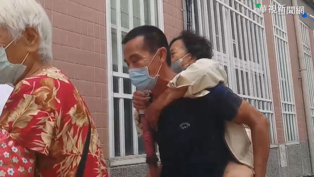 子背母接種疫苗 孝親行為令人動容