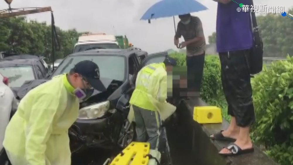 天雨路滑20車連環撞 國1民雄段回堵