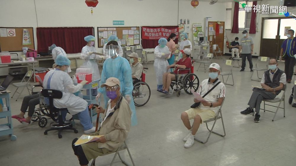 昨巨蛋接種站動線混亂 引發群聚疑慮