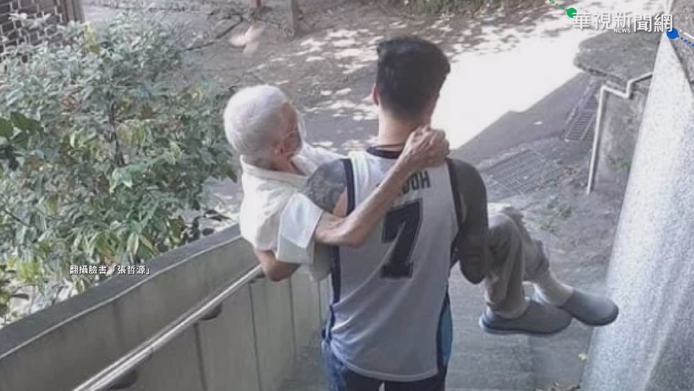 高齡夫妻相伴打疫苗 情侶裝大秀恩愛