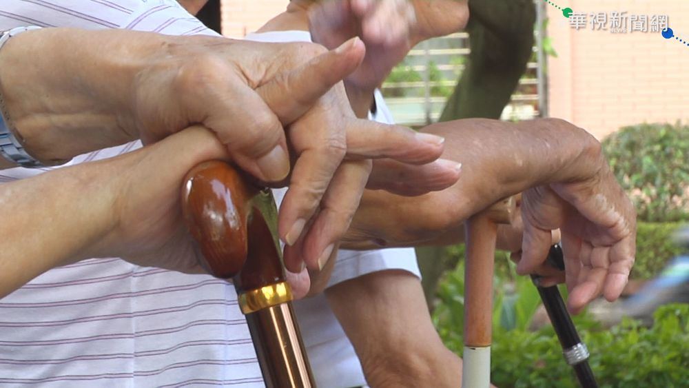 高齡阿嬤拒打疫苗「給別人就好」反問一句話讓孫子淚崩