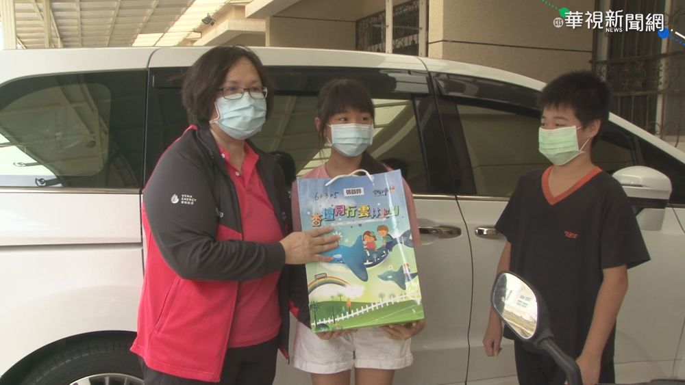 畢業證書宅配到府 老師化身外送員!