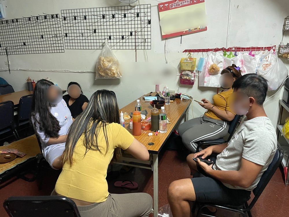 遭查獲群聚用餐之4名印尼籍移工大多是合法在臺從事口罩生產工作。（高市移民署提供）