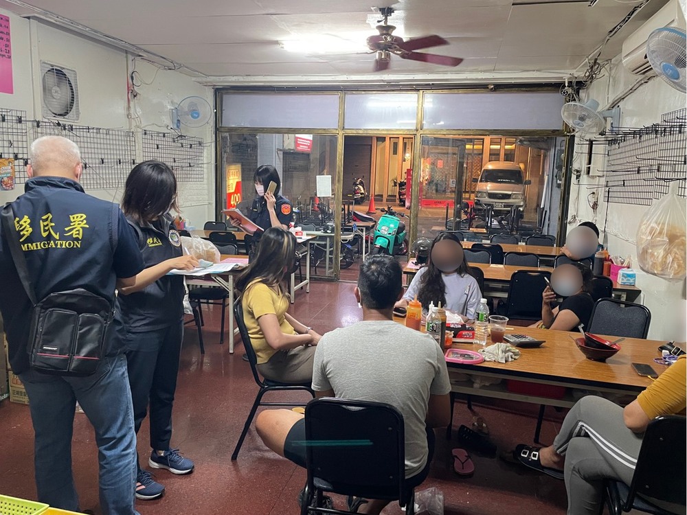 移民署高雄市專勤隊查獲5印尼籍人士室內群聚用餐，聯繫警方依違反傳染病防治法現場開單舉發。（高市移民署提供）