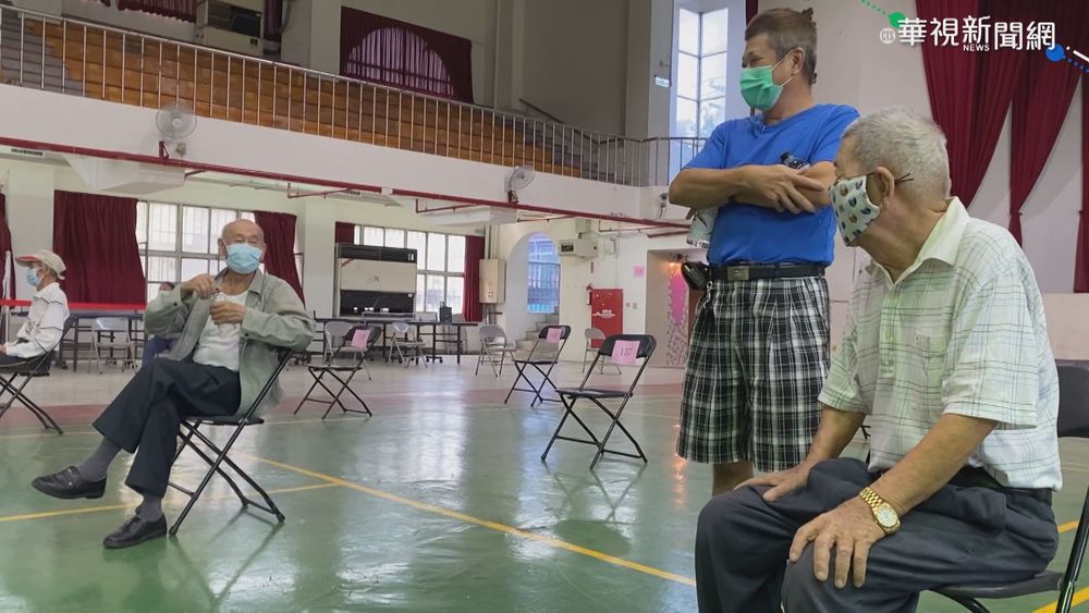 打疫苗遇國小同窗 兩阿公開心話家常