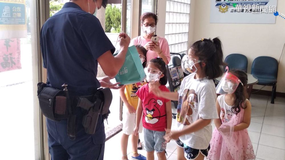 警防疫辛苦! 小姊妹掏腰包贈防疫物資