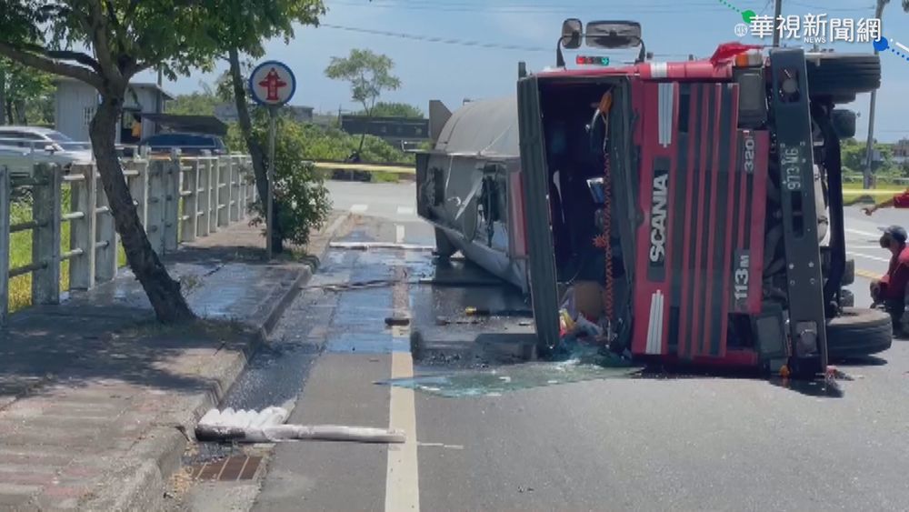 蘇澳硫酸槽車自撞翻覆 強酸遍布路面
