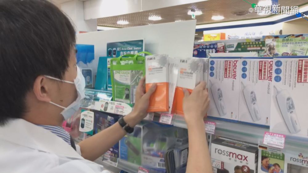 居家快篩試劑上市搶買 藥局一盒難求