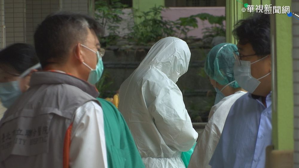 紙箱黏起搭建 萬大國小快篩站遭批簡陋