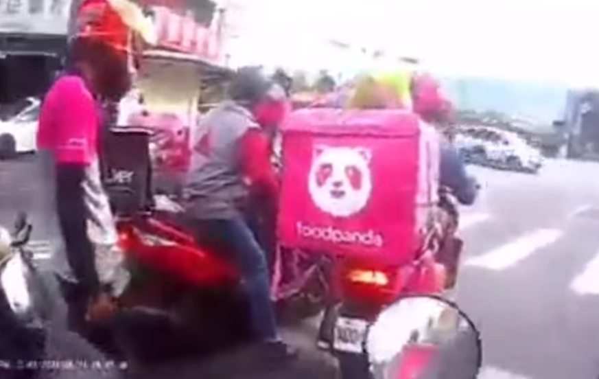 【影】7熊貓怒堵UberEats「當街輸贏」 起因曝光