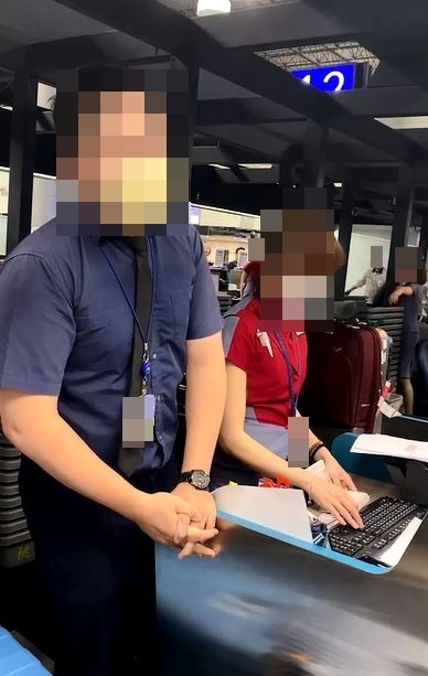 （旅客上機前被地勤人員告知更改座位。／民眾提供。）