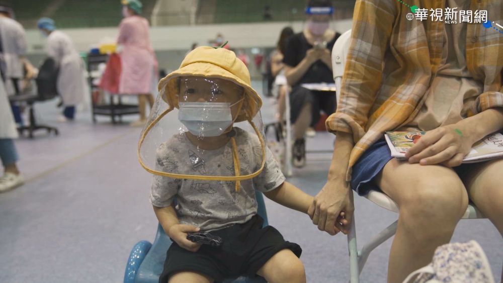 竹市孕婦疫苗開打 2歲兒緊牽母手打氣