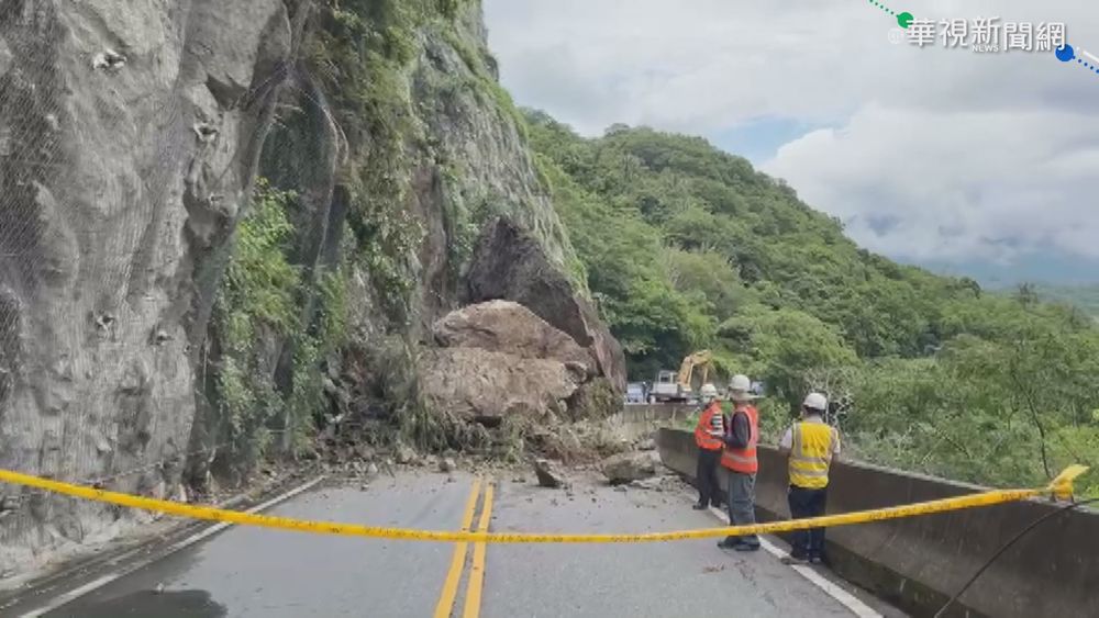 大雨影響巨石坍方 台23線中斷拚搶通