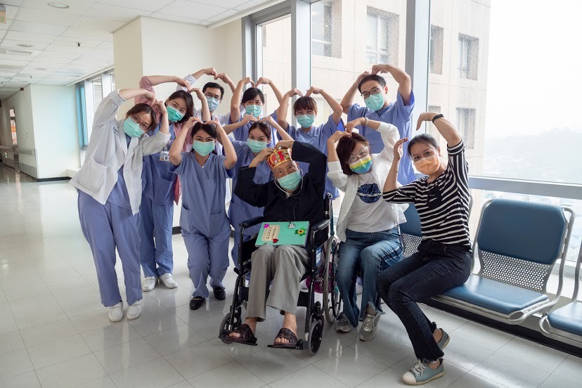 百歲人瑞確診的張爺爺日前已康復出院。（雙和醫院提供）