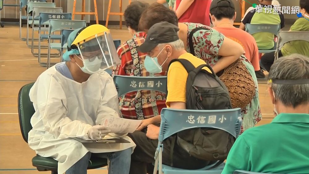 台中開放接種殘劑 青壯年排隊搶打