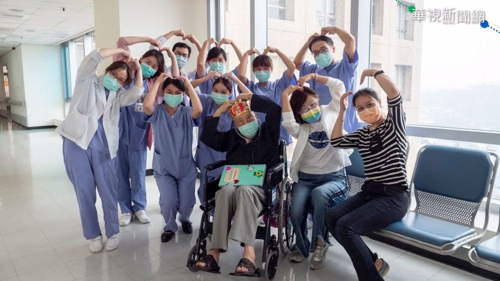 醫護細心照料 染疫102歲人瑞康復出院