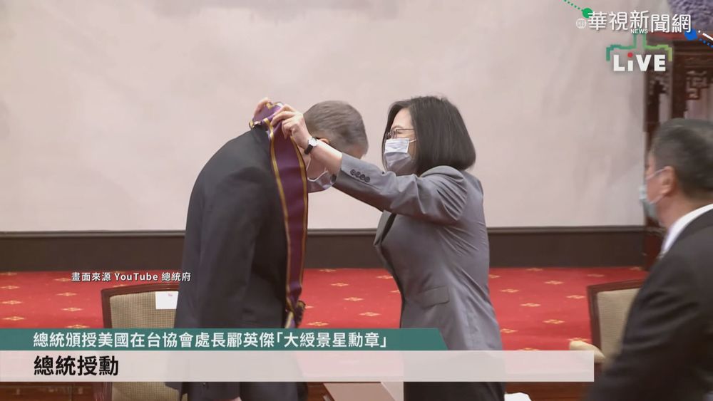 感謝AIT處長酈英傑 蔡英文親頒勳章