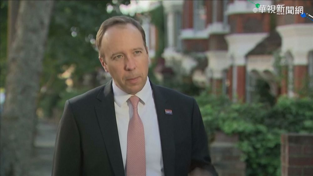 "擁吻"助理掀波 英衛生大臣請辭獲准