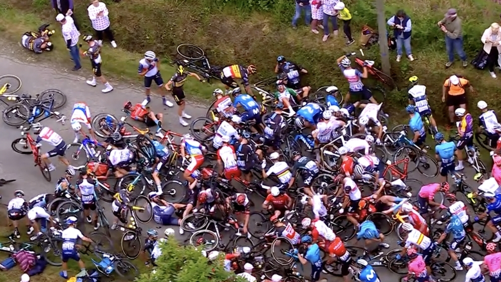 「環法」第一站2起車禍！觀眾闖賽道釀選手追撞倒一片