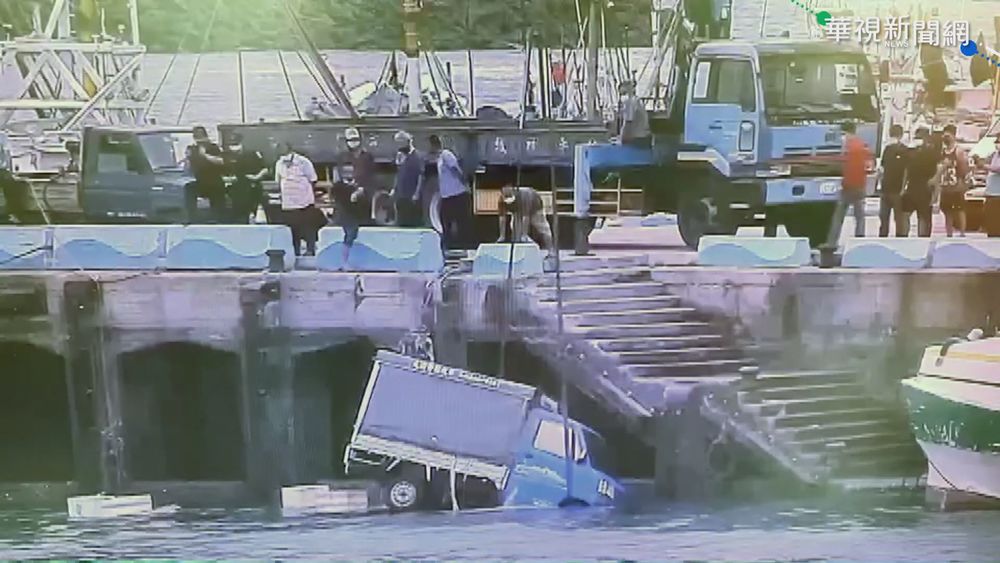 疑忘了拉手煞車! 貨車悚墜台中港...