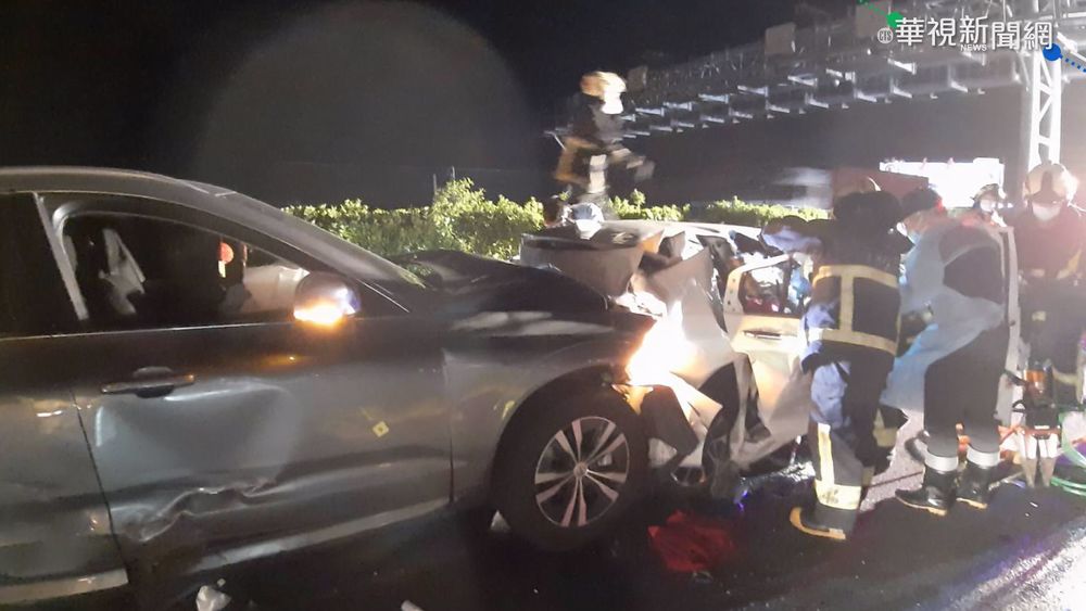 國道爆胎停內側車道 轎車釀連環撞2死