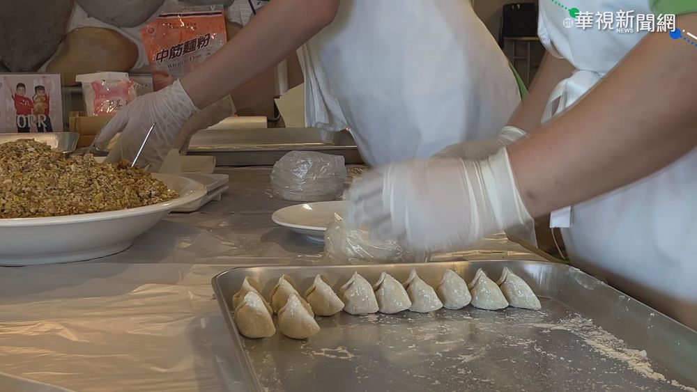 疫情衝擊拚轉型 旅店老闆帶員工包水餃