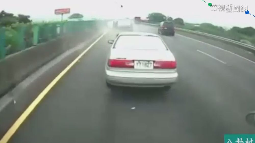 國1虎尾路段車禍 白車閃車失控翻覆