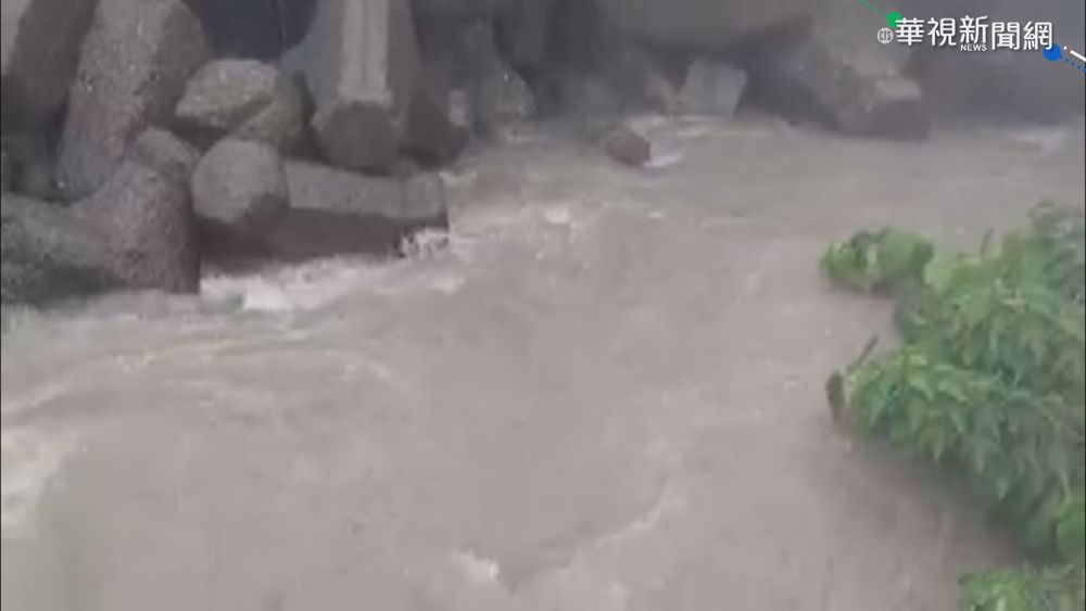 雨炸南台灣! 梓官出海口大排倒灌溢流