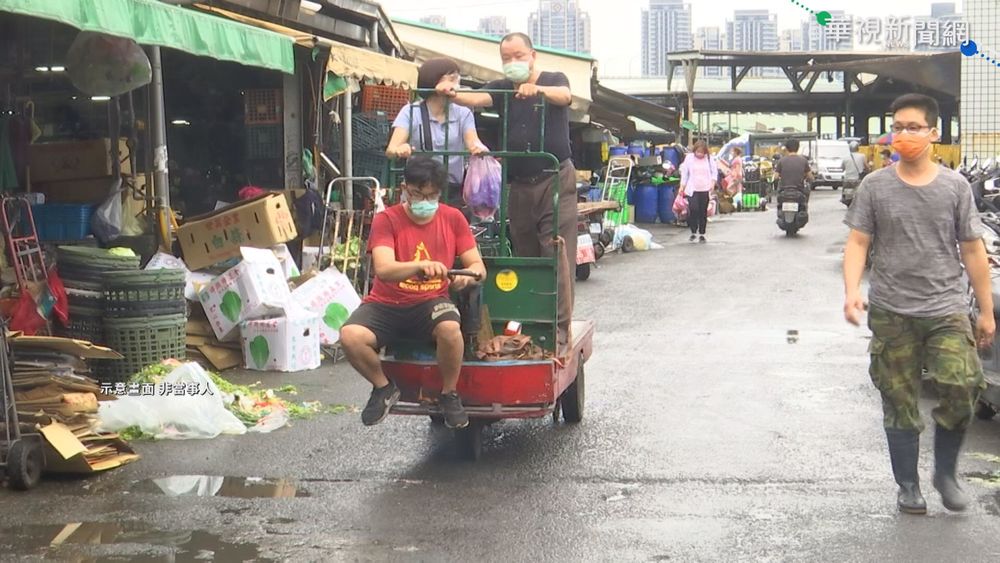 驚覺鄰攤確診! 菜販急購快篩驗出陽性