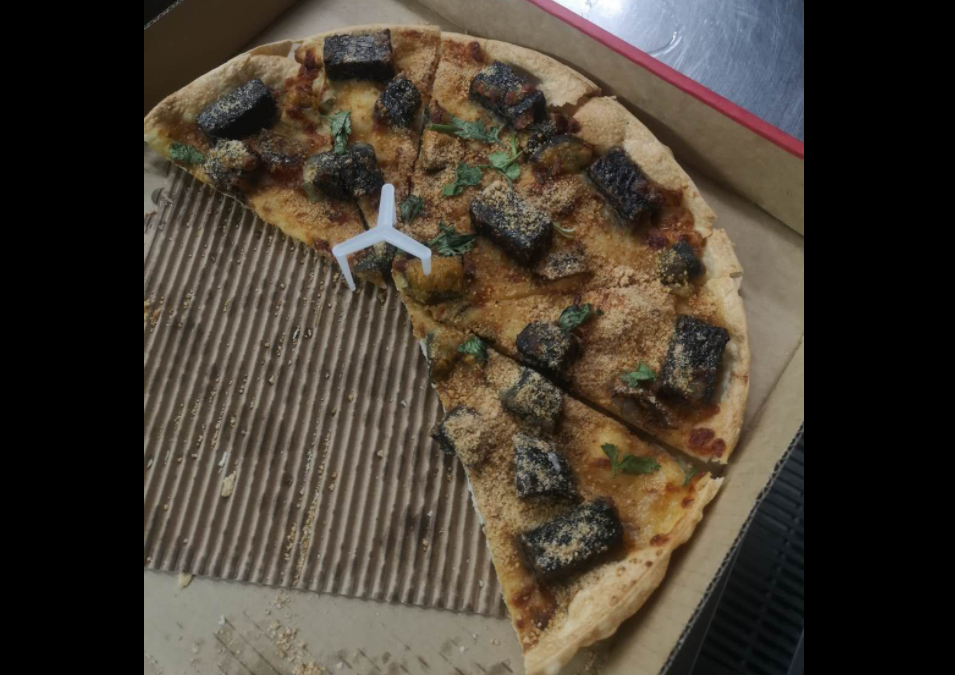 嚐鮮「香菜皮蛋比薩」吐5字評價！萬人按讚笑了：感謝勇者