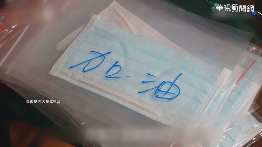 護理師前線抗疫 隔玻璃門與兒說話