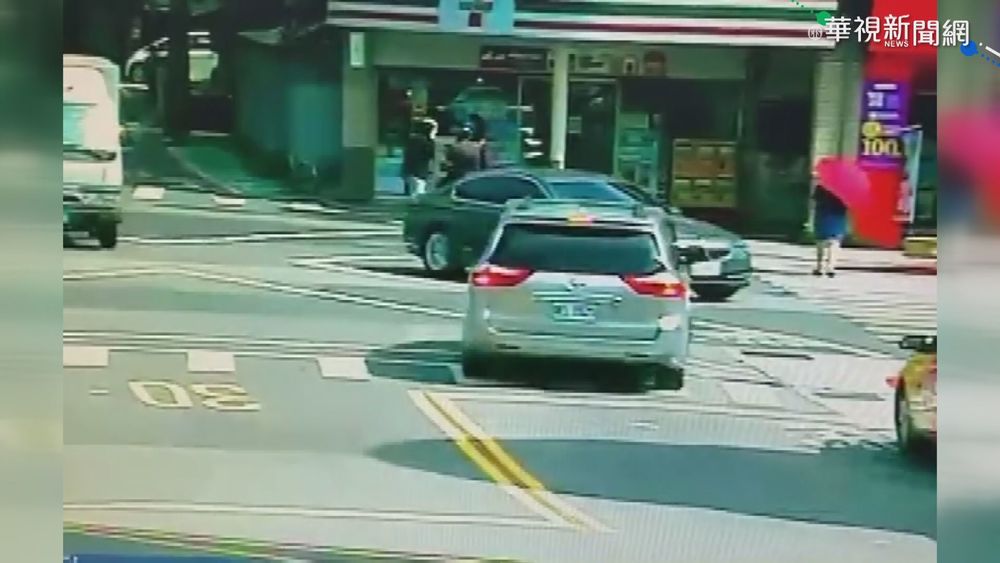 計程車失控衝撞衛福部 1騎士遭波及傷