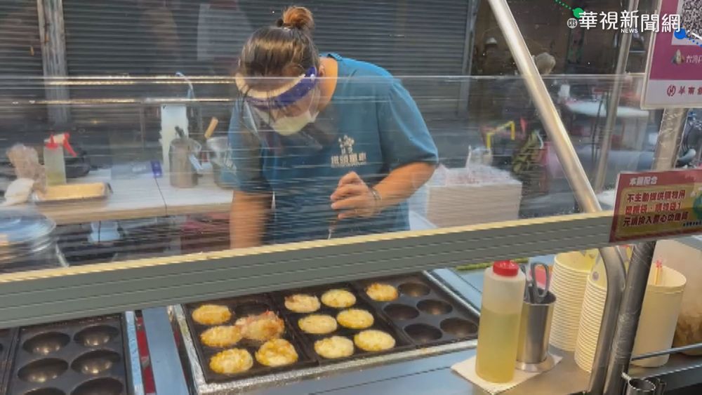 各地夜市陸續"微解封" 民眾戴罩買外帶