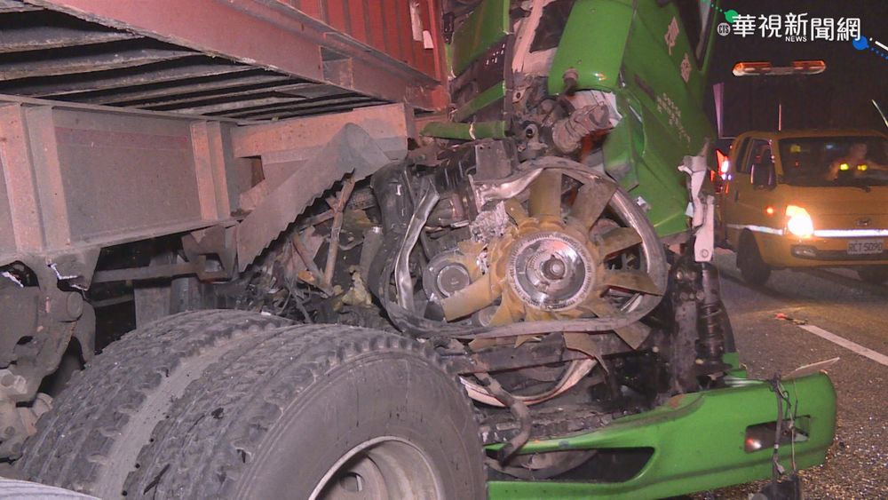 國道2貨櫃車追撞再撞拖板車 2駕駛傷