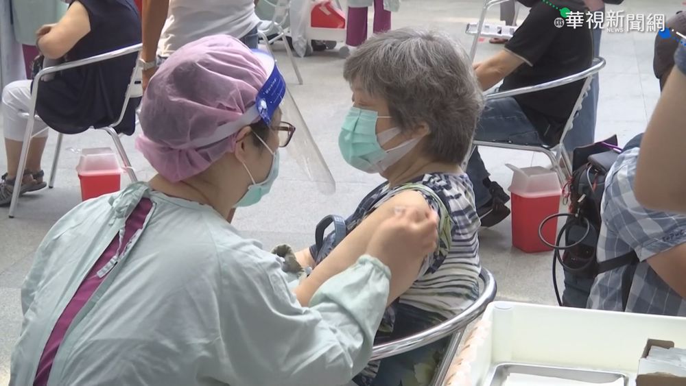 北市開打莫德納疫苗 接種站湧人潮