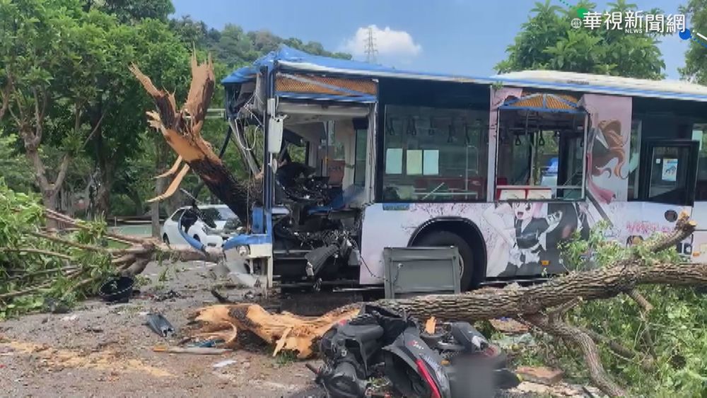 公車失控連撞轎車.路樹 8人受傷送醫